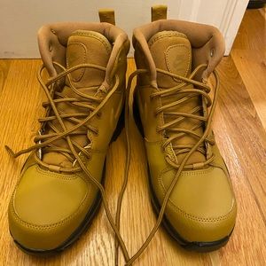 Excellent condition Nike boys Manoa boots size 6Y